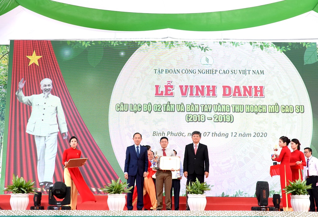 VRG vinh danh Câu lạc bộ 2 tấn và bàn tay vàng thu hoạch mủ cao su