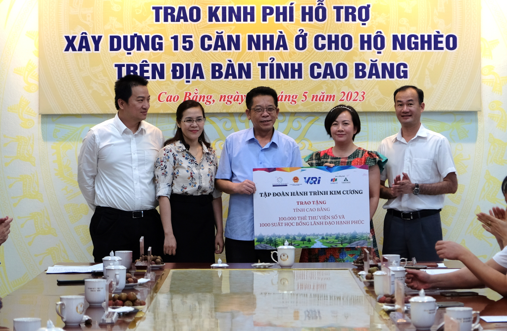 Trao tặng 100.000 thẻ thư viện số và 1.000 suất học bổng “Lãnh đạo hạnh phúc” tại Cao Bằng